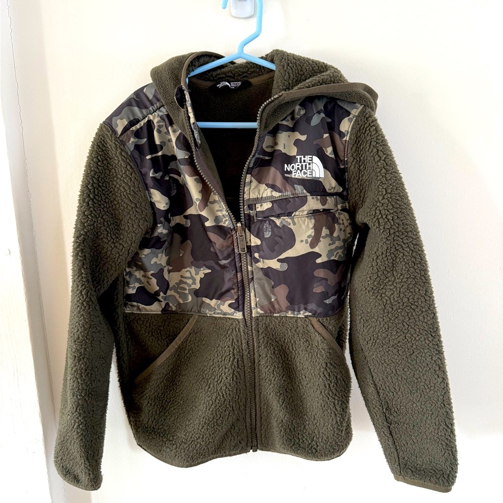 Boys North Face Fleece Jacket. Size M.